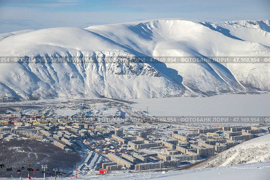 Вид на город Кировск на фоне Хибин, Мурманская область. Редакционное фото, фотограф Анна Карасева / Фотобанк Лори