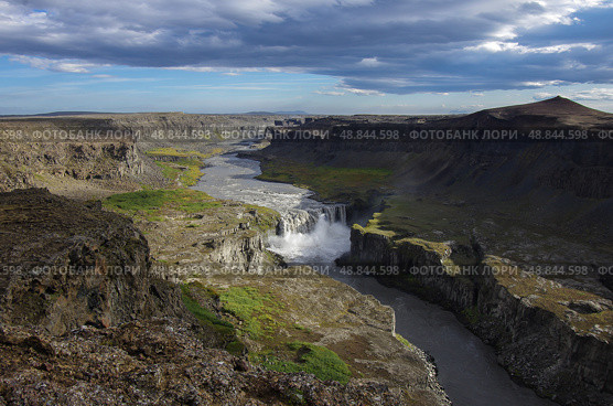 Вид на каньон реки и водопад Хафрагильсфосс (Hafragilsfoss) в Исландии, одну из лучших достопримечательностей кольцевой дороги. Стоковое фото, фотограф Дымов Игорь / Фотобанк Лори