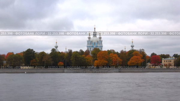 Вид на купола Смольного собора облачным октябрьским днем (таймлапс). Санкт-Петербург (2019 год). Стоковое видео, видеограф Виктор Карасев / Фотобанк Лори