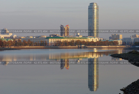 Вид на левый (восточный) берег Городского пруда на реке Исеть, Екатеринбург (2017 год). Редакционное фото, фотограф Алексей Иванов / Фотобанк Лори