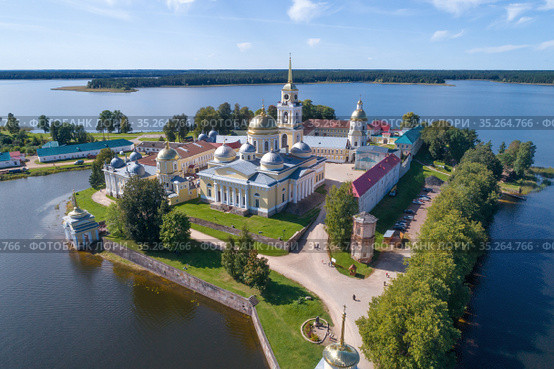 Вид на монастырь Нило-Столобенская пустынь солнечным августовским днем (аэросъемка). Тверская область, Россия (2019 год). Стоковое фото, фотограф Виктор Карасев / Фотобанк Лори