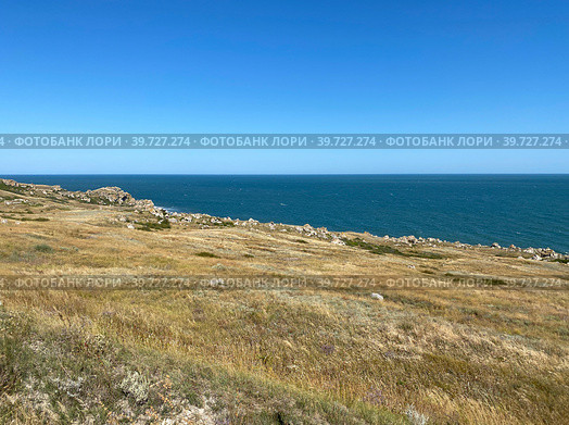 Вид на море с мыса Богатубе, село Курортное, Крым (2022 год). Редакционное фото, фотограф Мария Кылосова / Фотобанк Лори