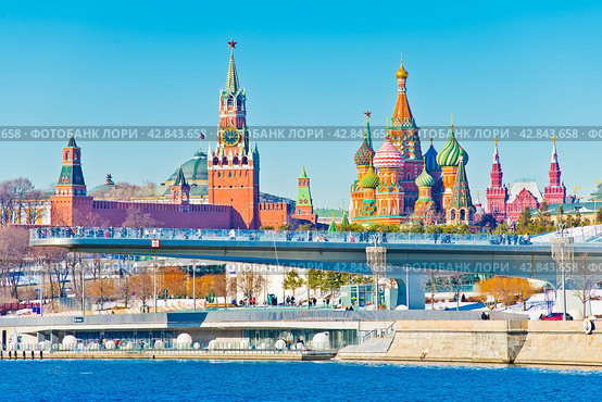 Вид на Московский Кремль и Парящий мост парка «Зарядье». Солнечный день. Ранняя весна. Москва. Россия (2024 год). Редакционное фото, фотограф E. O. / Фотобанк Лори