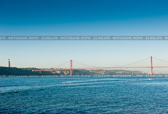 Вид на Мост 25 апреля (Ponte 25 de Abril). Лиссабон. Португалия (2016 год). Стоковое фото, фотограф E. O. / Фотобанк Лори