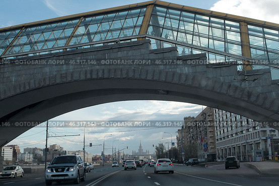 Вид на мост Богдана Хмельницкого и здание МГУ в Москве (2018 год). Редакционное фото, фотограф Дмитрий Неумоин / Фотобанк Лори