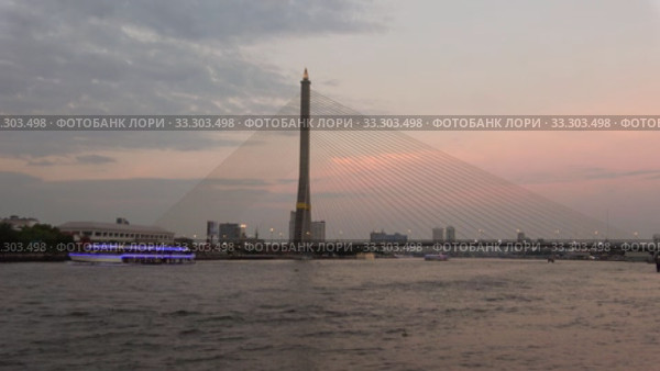 Вид на мост Рамы VIII в вечерние сумерки. Бангкок, Таиланд (2018 год). Стоковое видео, видеограф Виктор Карасев / Фотобанк Лори