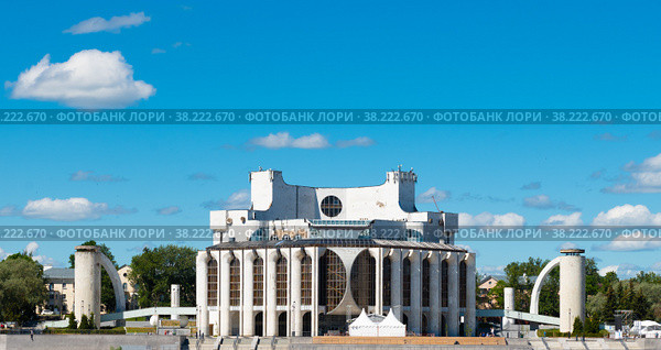 Вид на необычное здание Новгородского академического театра драмы имени Ф. М. Достоевского. Летний солнечный день. Великий Новгород. Россия (2022 год). Редакционное фото, фотограф E. O. / Фотобанк Лори