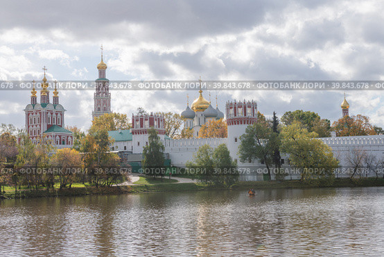 Вид на Новодевичий монастырь осенью. Москва (2022 год). Стоковое фото, фотограф E. O. / Фотобанк Лори