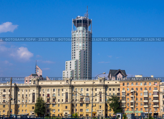 Вид на отель современный «Swissotel Красные Холмы Москва» и старые сталинские дома со стороны Курского вокзала (2016 год). Редакционное фото, фотограф Вячеслав Палес / Фотобанк Лори