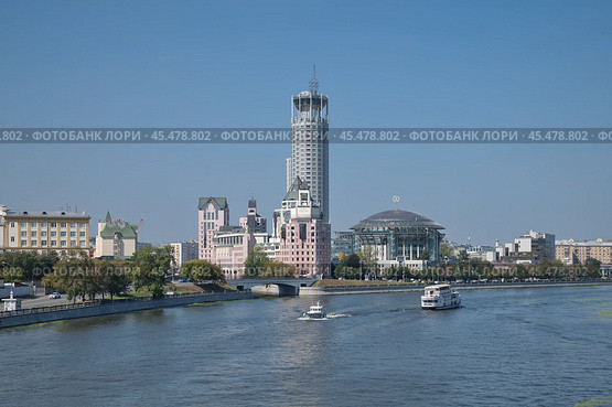 Вид на отель "Swissotel Красные Холмы" и Дом музыки солнечным летним днем. Москва. Россия (2024 год). Редакционное фото, фотограф Елена Коромыслова / Фотобанк Лори