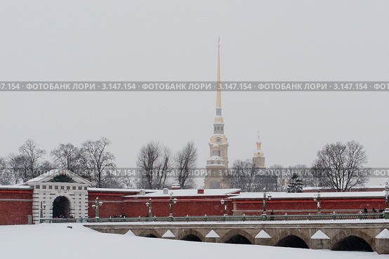 Вид на Петропавловскую крепость и мост зимой (2010 год). Стоковое фото, фотограф Гуляева Юлия / Фотобанк Лори
