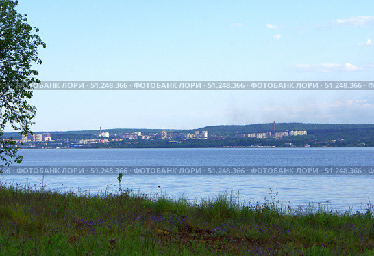 Вид на Петрозаводск с Лойострова. Онежское озеро, Петрозаводская губа (2021 год). Редакционное фото, фотограф Алексей Иванов / Фотобанк Лори