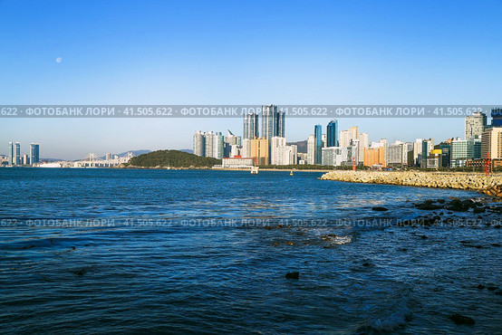 Вид на пляж и район Хэундэ ( Haeundae), Пусан, Корея (2019 год). Стоковое фото, фотограф Римма Тельнова / Фотобанк Лори