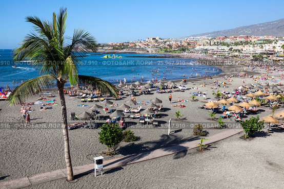 Вид на пляж Плая Фанабе (Playa Fanabe) и Атлантический океан. Город Costa Adeje, Тенерифе, Канарские острова, Испания (2015 год). Редакционное фото, фотограф Кекяляйнен Андрей / Фотобанк Лори