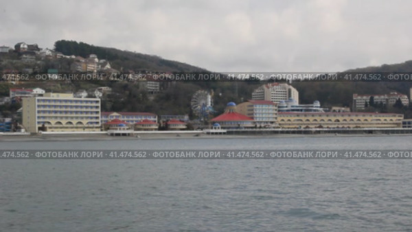 Вид на побережье с прогулочного катера в районе Лоо, Сочи (2017 год). Стоковое видео, видеограф Олег Хархан / Фотобанк Лори