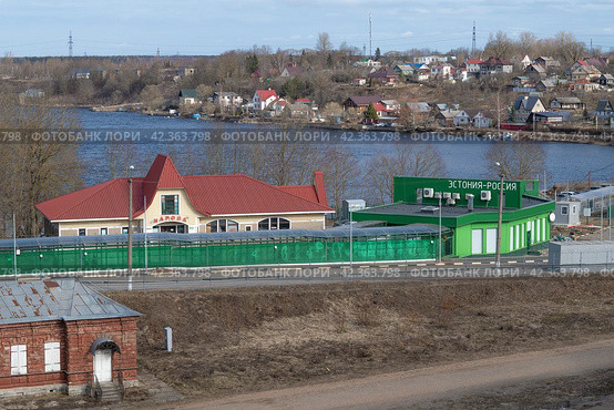 Вид на пограничный пешеходный пропускной пунк на российско-эстонской границе мартовским днем. Ивангород, Ленинградская область (2024 год). Редакционное фото, фотограф Виктор Карасев / Фотобанк Лори