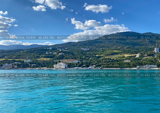 Вид на поселок Отрадное с моря, Крым (2022 год). Стоковое фото, фотограф Мария Кылосова / Фотобанк Лори