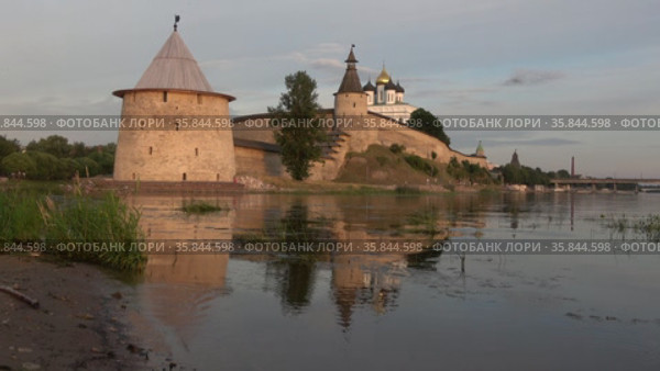 Вид на Псковский кремль июльским вечером. Россия (2020 год). Редакционное видео, видеограф Виктор Карасев / Фотобанк Лори