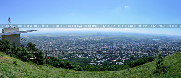 Вид на Пятигорск с вершины горы Машук (слева станция канатной дороги) Стоковое фото, фотограф Валерий Шилов / Фотобанк Лори