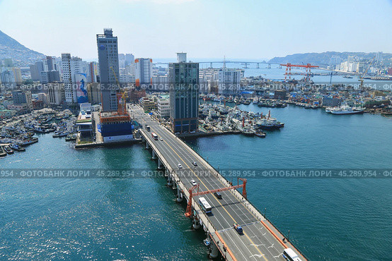 Вид на разводной  мост Busandaegyo Bridge на остров Йондо , Пусан, Южная Корея (2019 год). Редакционное фото, фотограф Римма Тельнова / Фотобанк Лори