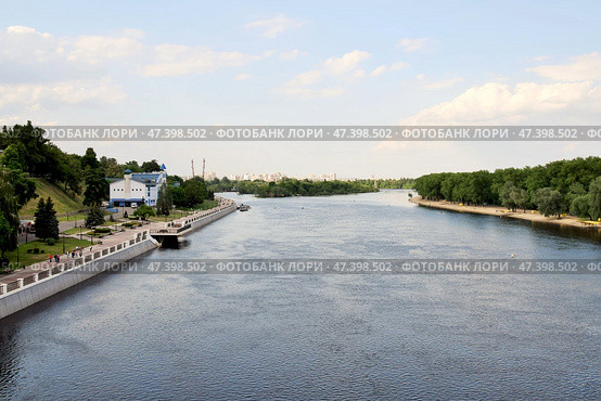 Вид на реку, парк и гребную базу с моста через реку Сож. Гомель. Беларусь (2023 год). Стоковое фото, фотограф Дмитрий Сакретарев / Фотобанк Лори