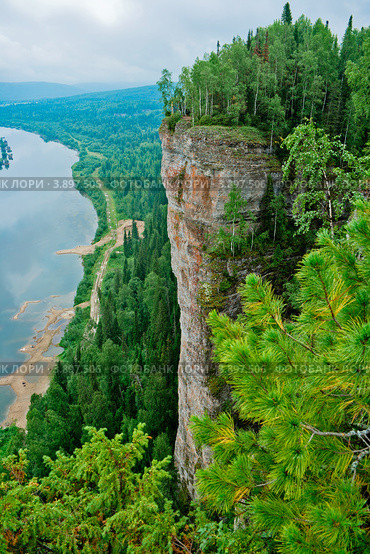 Вид на реку Вишеру со скалы Ветлан. Пермский край. Стоковое фото, фотограф Алексей Яговкин / Фотобанк Лори