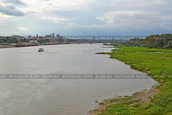 Вид на реку Вислу в пасмурный день. Варшава, Польша (2014 год). Стоковое фото, фотограф Ирина Борсученко / Фотобанк Лори