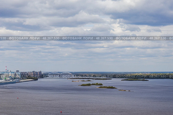 Вид на реку Волга и Борский железнодорожный мост в Нижнем новгороде. Автомобильно-железнодорожный мост. Стоковое фото, фотограф Константин Григорьев / Фотобанк Лори