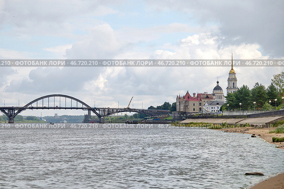 Вид на Рыбинский мост и Спасо-Преображенский собор летним днем. Город Рыбинск, Ярославская область, Россия. Стоковое фото, фотограф Елена Коромыслова / Фотобанк Лори