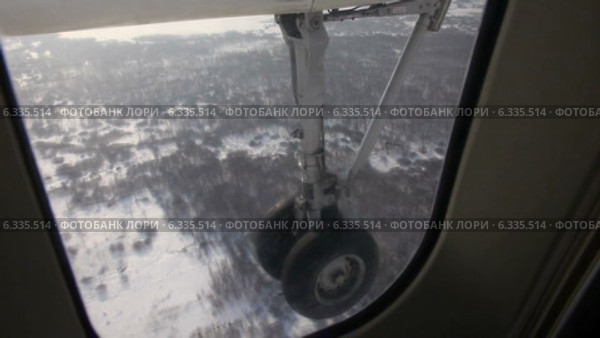 Вид на шасси из иллюминатора. Стоковое видео, видеограф Игорь Жоров / Фотобанк Лори
