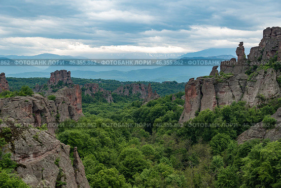 Вид на скалы Белоградчик (Belogradchik) ,природная достопримечательность, Болгария (2019 год). Стоковое фото, фотограф Дымов Игорь / Фотобанк Лори