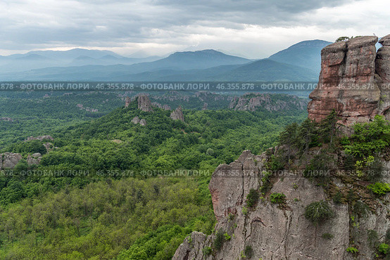 Вид на скалы Белоградчик (Belogradchik) ,природная достопримечательность, Болгария (2019 год). Стоковое фото, фотограф Дымов Игорь / Фотобанк Лори