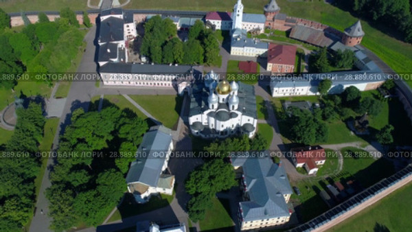 Вид на Софийский собор солнечным июньским днем (аэросъемка). Кремль Великого Новгорода, Россия (2018 год). Стоковое видео, видеограф Виктор Карасев / Фотобанк Лори