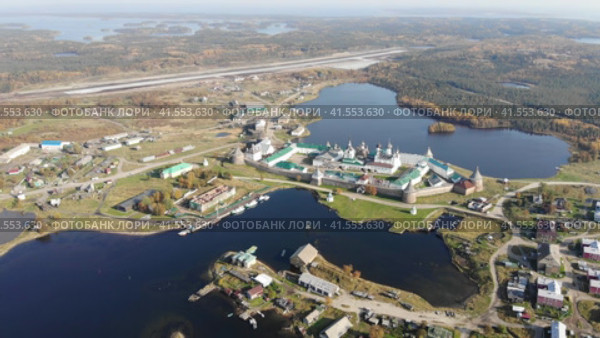 Вид на Соловецкий монастырь с высоты полета. Соловецкая крепость и храмы (2021 год). Стоковое видео, видеограф Яковлев Сергей / Фотобанк Лори