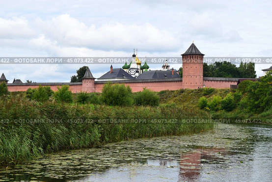 Вид на Спасо-Евфимиев монастырь с реки Каменка, с цветущими водяными лилиями. Суздаль, 2020 год. Стоковое фото, фотограф Photolart / Фотобанк Лори