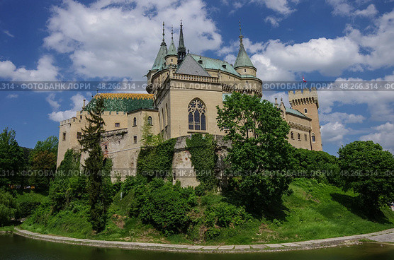Вид на средневековый замок Бойнице ( Bojnice castle ) с готической башней и красочной крышей недалеко от города Приевидза ( Prievidza ),Словакия (2010 год). Стоковое фото, фотограф Дымов Игорь / Фотобанк Лори