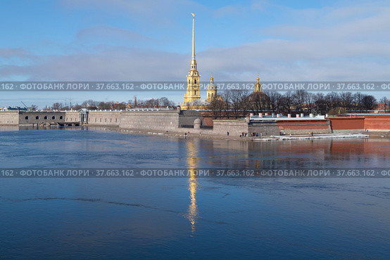 Вид на старинную Петропавловскую крепость апрельским днем. Санкт-Петербург, Россия (2022 год). Стоковое фото, фотограф Виктор Карасев / Фотобанк Лори