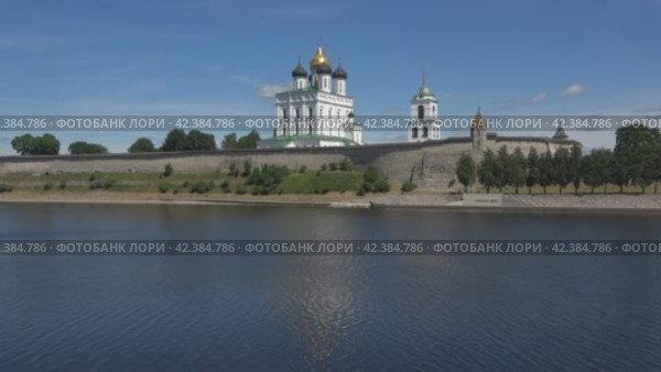 Вид на старинный Троицкий собор в Псковском кремле июньским солнечным днем (2018 год). Стоковое видео, видеограф Виктор Карасев / Фотобанк Лори