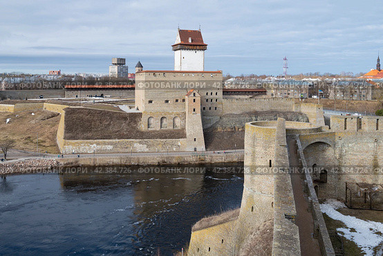 Вид на старинный  замок Германа со стены Ивангородской крепости мартовским днем. Граница Эстонии и России (2024 год). Стоковое фото, фотограф Виктор Карасев / Фотобанк Лори