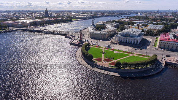 Вид на Стрелку Васильевского острова и Дворцовый мост через реку Неву, Санкт-Петербург (2016 год). Редакционное фото, фотограф Кекяляйнен Андрей / Фотобанк Лори
