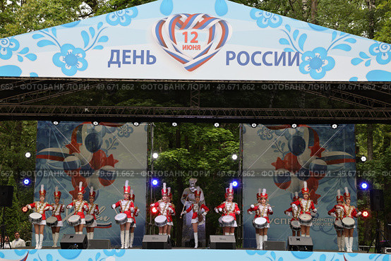 Вид на сцену концерта в Химках, посвященного Дню России (2024 год). Редакционное фото, фотограф Михаил Ворожцов / Фотобанк Лори