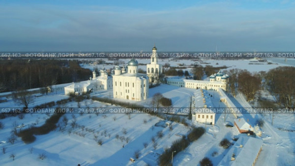 Вид на Свято-Юрьев монастырь январским днем. Великий Новгород, Россия (2019 год). Стоковое видео, видеограф Виктор Карасев / Фотобанк Лори