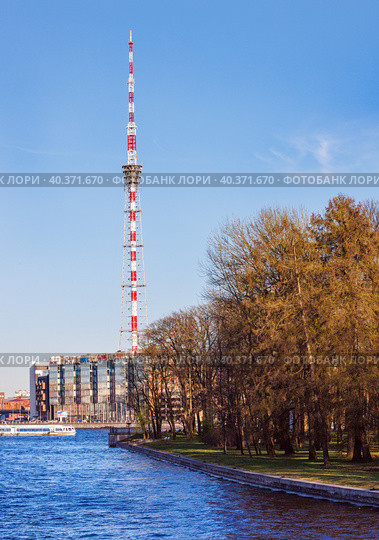Вид на телевизионную антенну. Санкт-Петербург (2023 год). Редакционное фото, фотограф Grigory_Gez / Фотобанк Лори