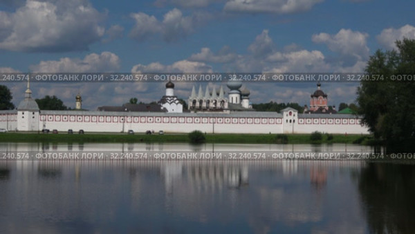 Вид на Тихвинский Богородичный Успенский монастырь со стороны пруда Таборы. Тихвин, Россия (2018 год). Стоковое видео, видеограф Виктор Карасев / Фотобанк Лори