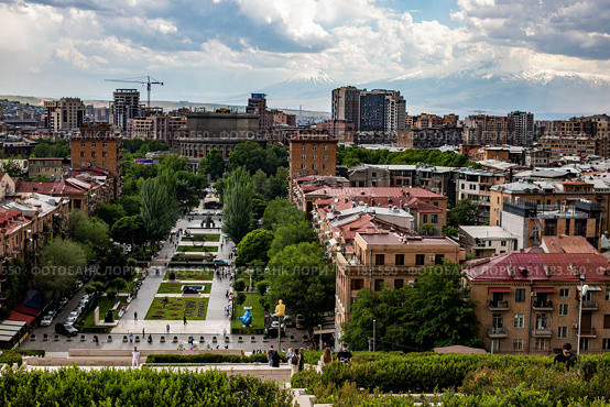 Вид на центр города Ереван с Каскада (2024 год). Редакционное фото, фотограф Вероника Куденцова / Фотобанк Лори