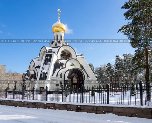 Вид на церковь "Во имя иконы божией матери "Неопалимая купина", город Сосновый Бор Ленинградской области (2016 год). Редакционное фото, фотограф Вячеслав Палес / Фотобанк Лори