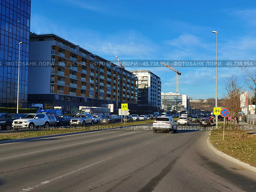 Вид на улицу Николы Добровича в Новом Белграде (Сербия) Редакционное фото, фотограф Максим Гулячик / Фотобанк Лори