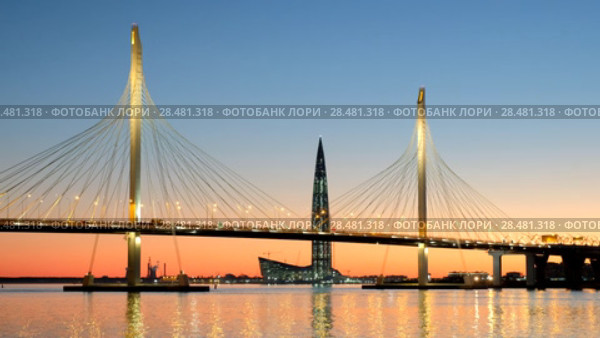 Вид на вантовый мост ЗСД через Петровский фарватер и небоскреб "Лахта-центр" на закате. Санкт-Петербург (2018 год). Редакционное видео, видеограф Ольга Визави / Фотобанк Лори