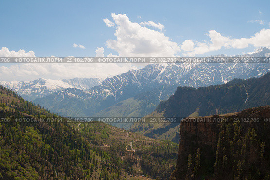 Вид на верховья долины Кулу. Гималаи, Северная Индия (2011 год). Стоковое фото, фотограф Виктор Карасев / Фотобанк Лори