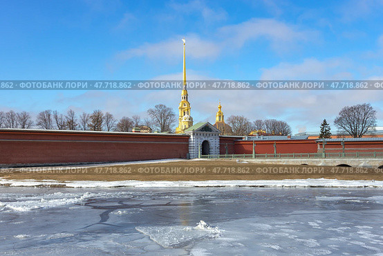 Вид на ворота в Петропавловскую крепость весенним днем. Санкт-Петербург (2022 год). Стоковое фото, фотограф Анна Карасева / Фотобанк Лори
